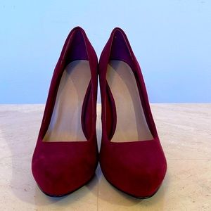 NWOB Le Chateau Suede red pumps size 6 NWOT
